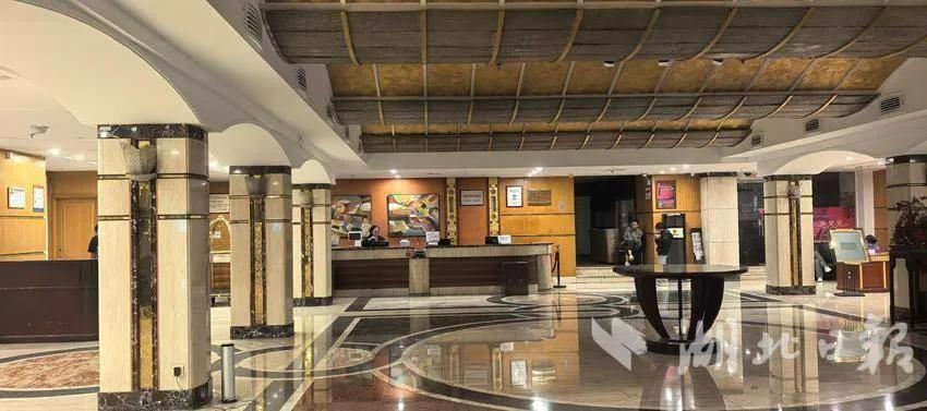 武汉长江大酒店即将拆改，老武汉人集体破防！作为曾经汉口的标志性建筑，这里藏着几代