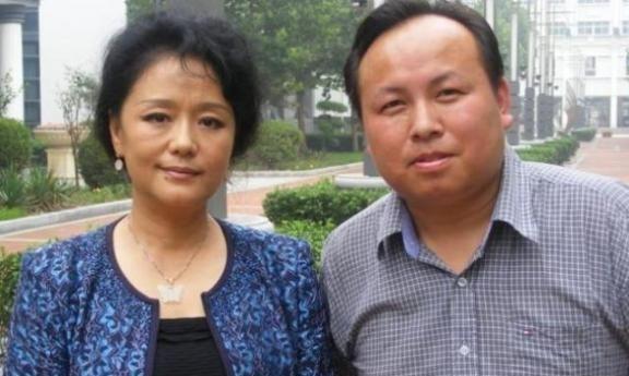 1979年，饰演潘金莲的演员廖学秋去外面拍戏，和老公分别了六个月，她归心似箭，往