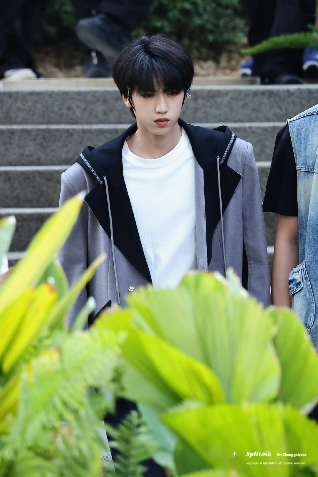 张桂源宽肩男友力  张桂源宽肩男友力，休闲西装夹克搭配白色内搭，这个宽肩窄腰顺毛