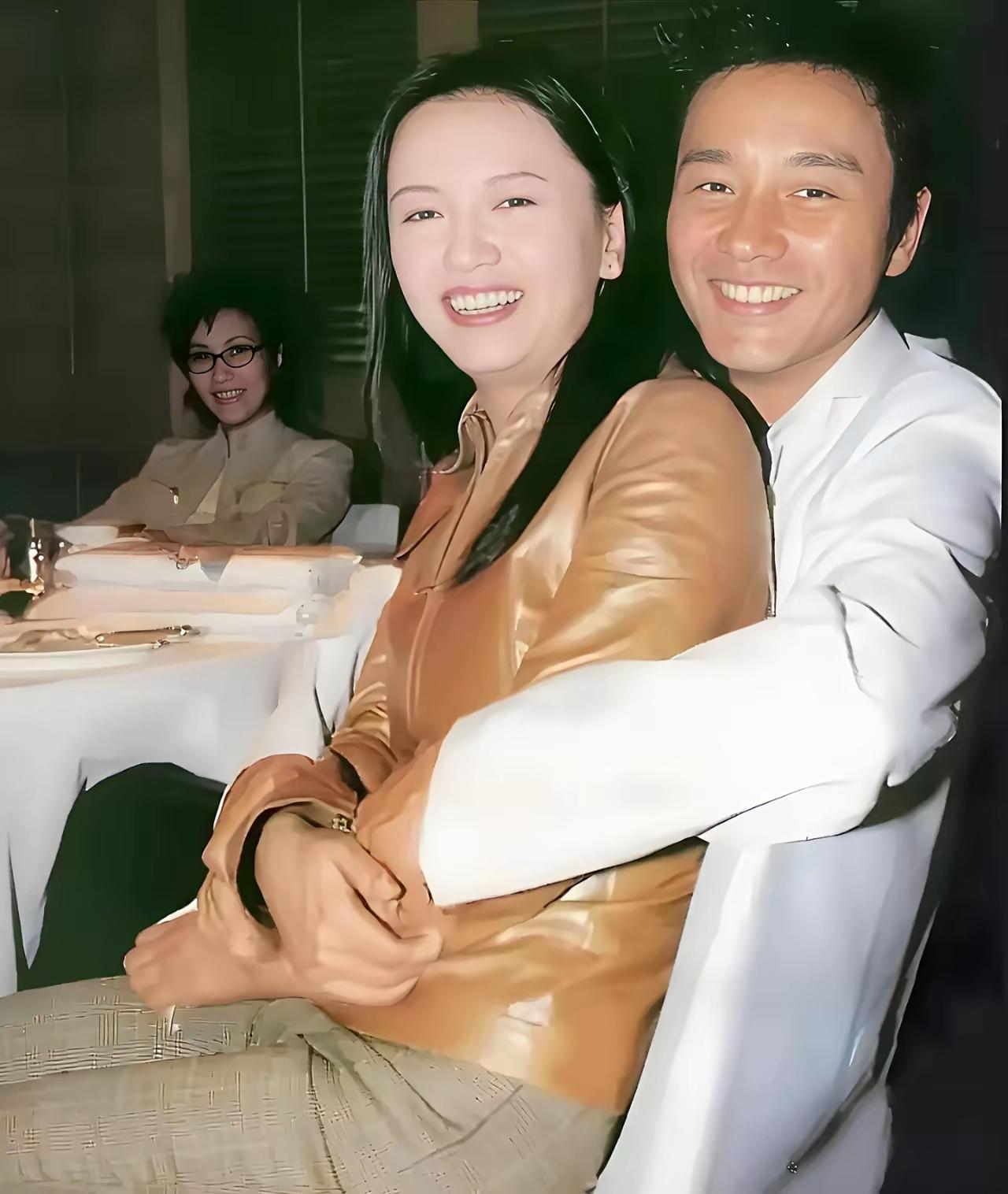 张国荣前面女生是谁？