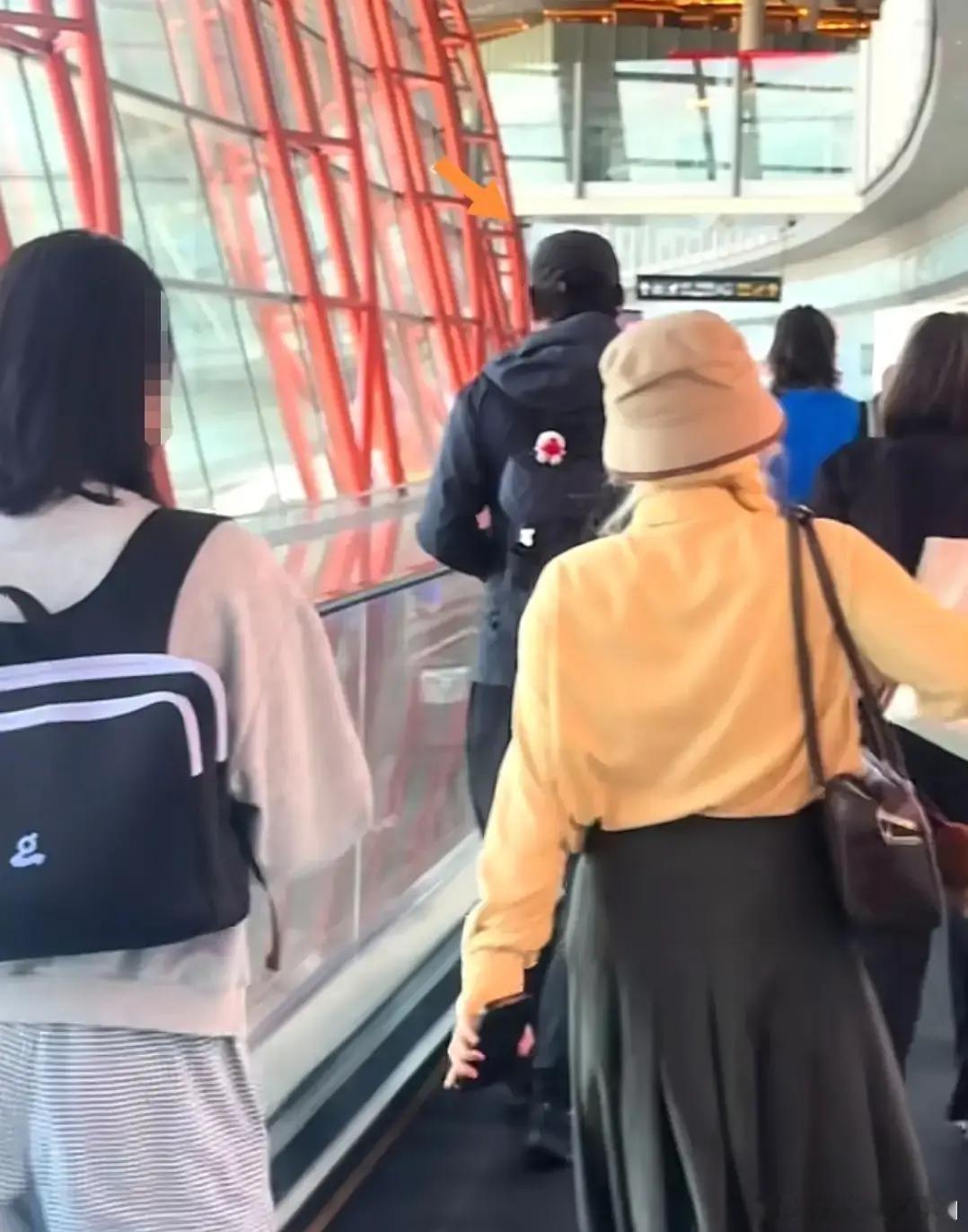 罗晋丧父半年，再去丹东祈福，同行人不是唐嫣。 去年年底他爸走了，骨灰盒都得冷藏等