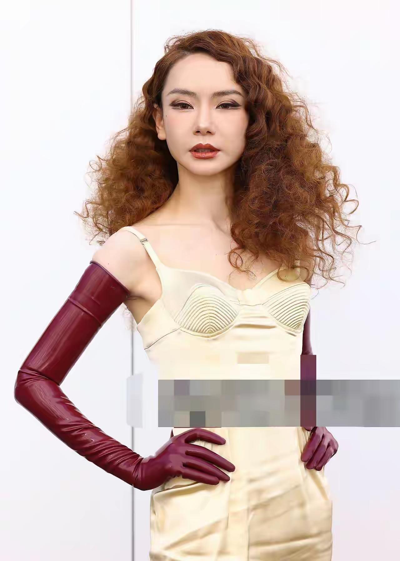 连夜登上热搜，她竟然变成了这个样子，当初的《夏家三千金》不复存在，整容后遗症逐渐