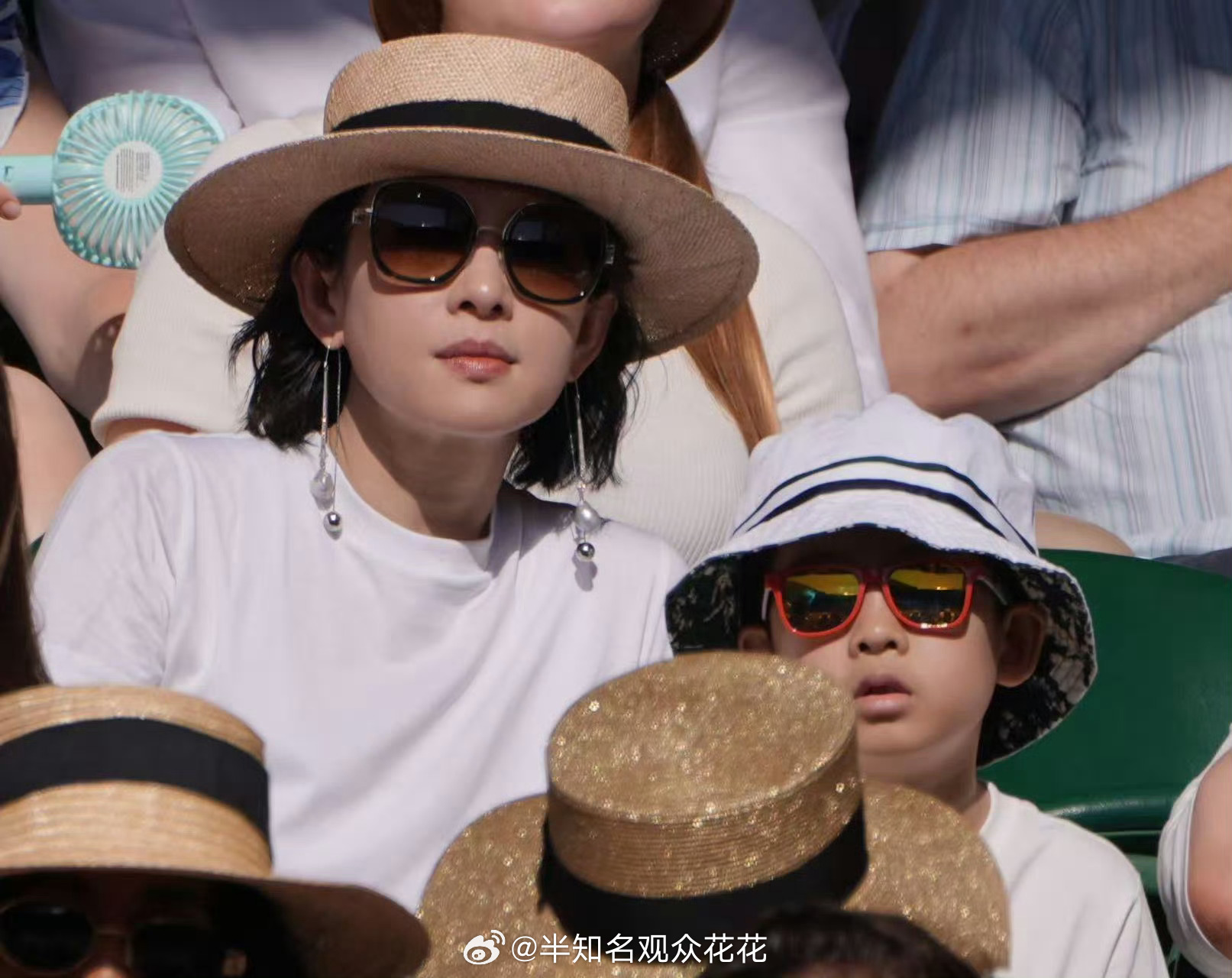 章子怡带女儿醒醒和儿子一起去看温网女单决赛了章子怡带孩子去看温网了章子携儿女现身