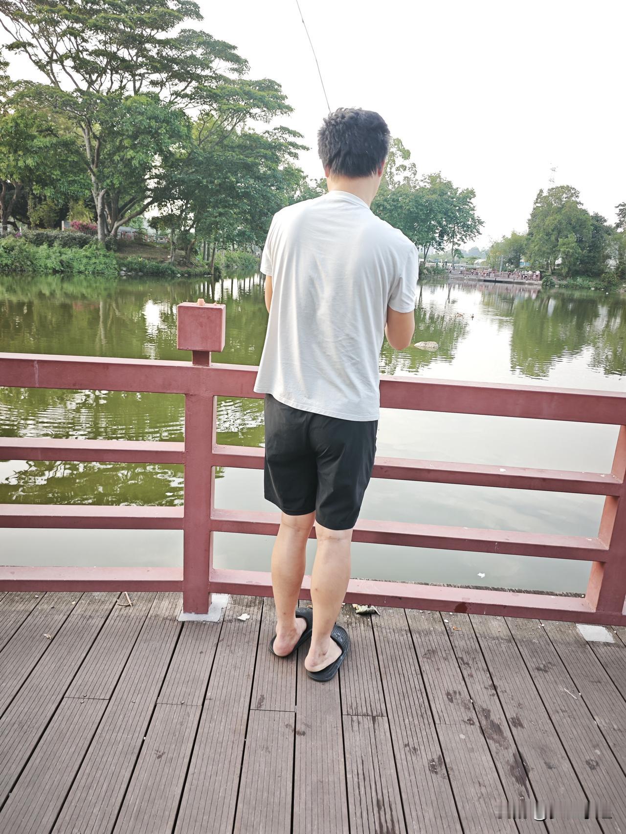 儿子喜欢吃鱼，所以老公几乎每个周日都来钓鱼，顺便带我们去玩一玩。

钓鱼真的很好