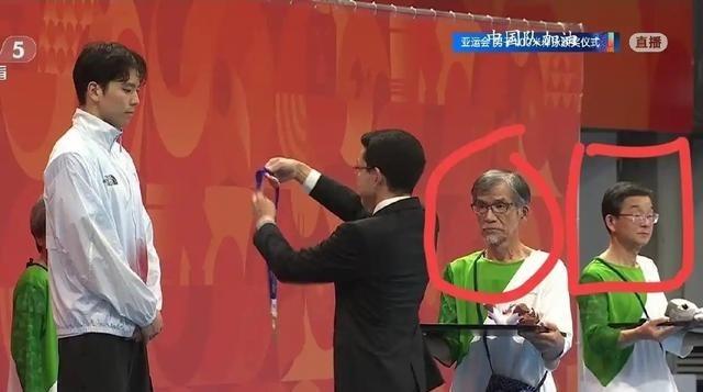 原来我们都错怪组委会了！日本之所以颁奖礼宾不用年轻姑娘，换成一群年长的礼宾大爷，