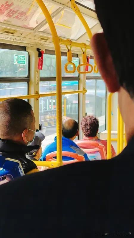 今天在公交车上，听到这么一段对话：
你儿媳妇有了吗？
没呢。
结婚有十多年了吧？