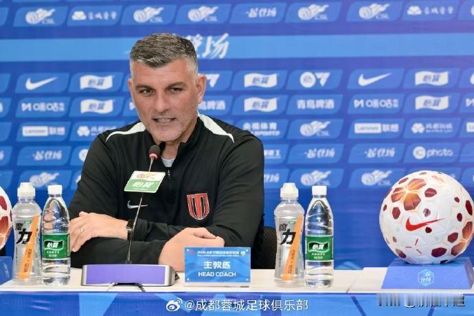 即使两队相差十二分。
蓉城队的最大威胁还是来自于申花队。
本赛季蓉城队想夺冠的想