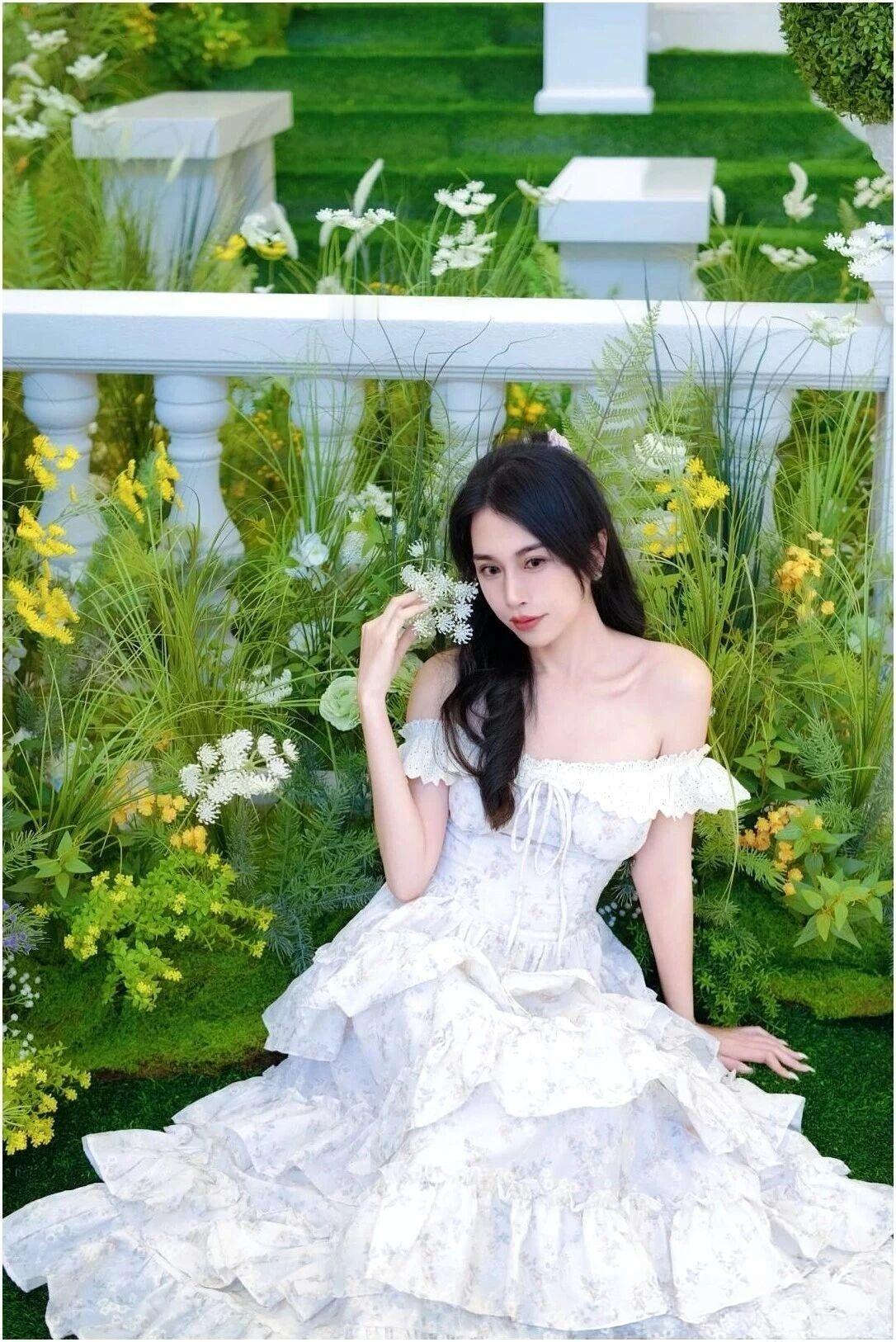 画面内容深度解析

1.  人物与妆造：法式浪漫的具象化
    -   穿搭：
