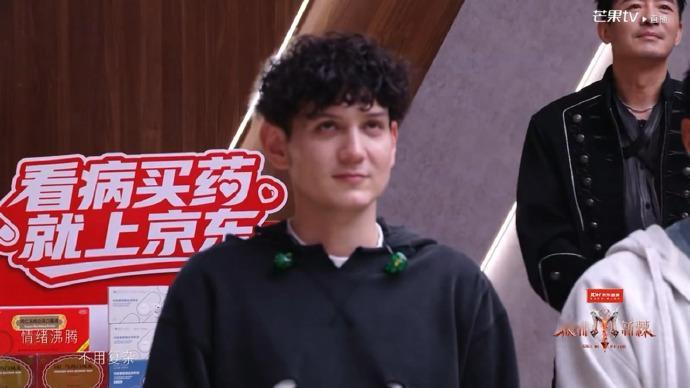 艾热看曾辉唱rap的表情这段舞台片段氛围感十足，记录两人有趣互动瞬间。 