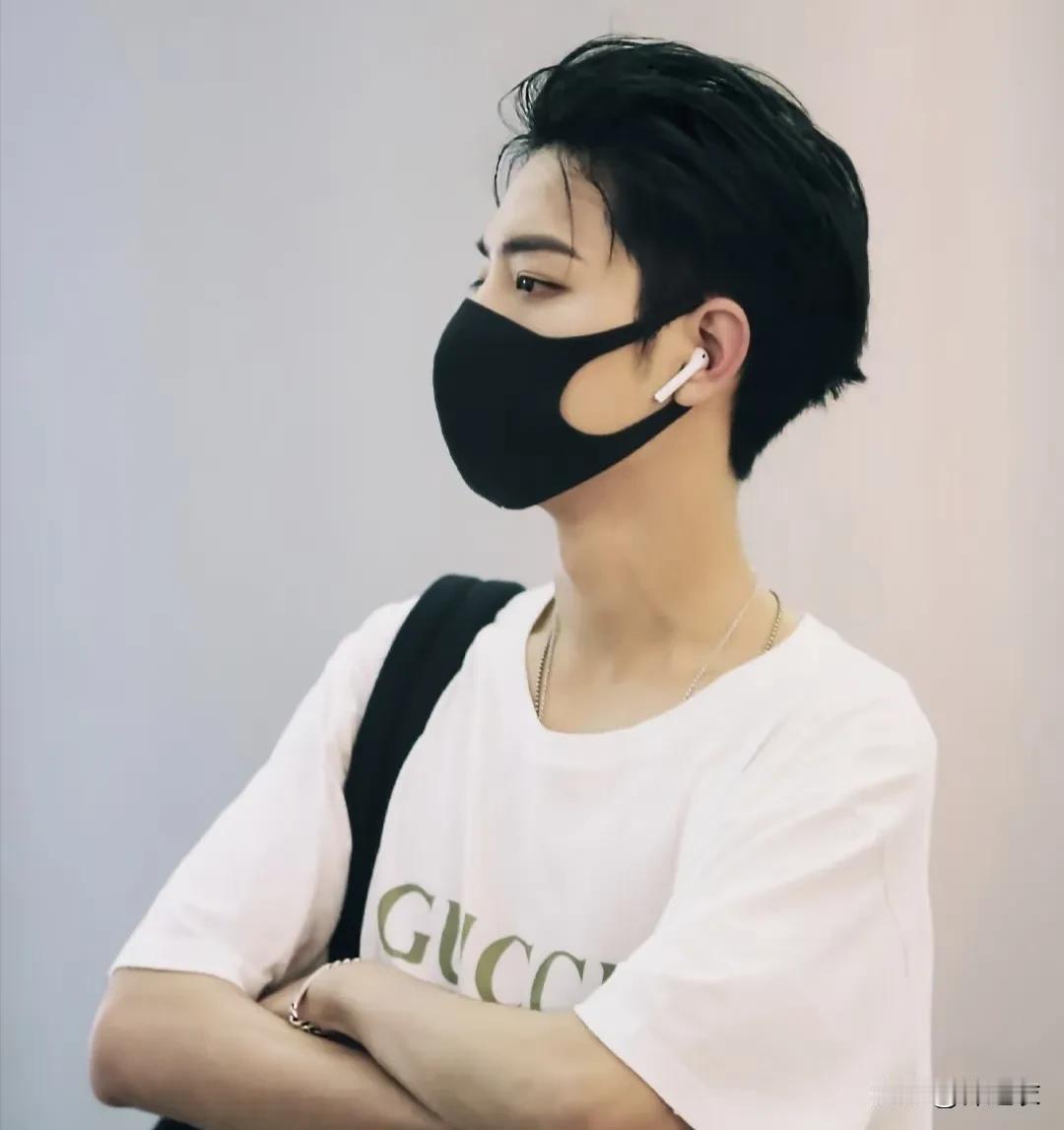 怎么说呢，肖战现在的一切都是相辅相成，因为他是与生俱来的巨星，长相太顶了，吸粉的