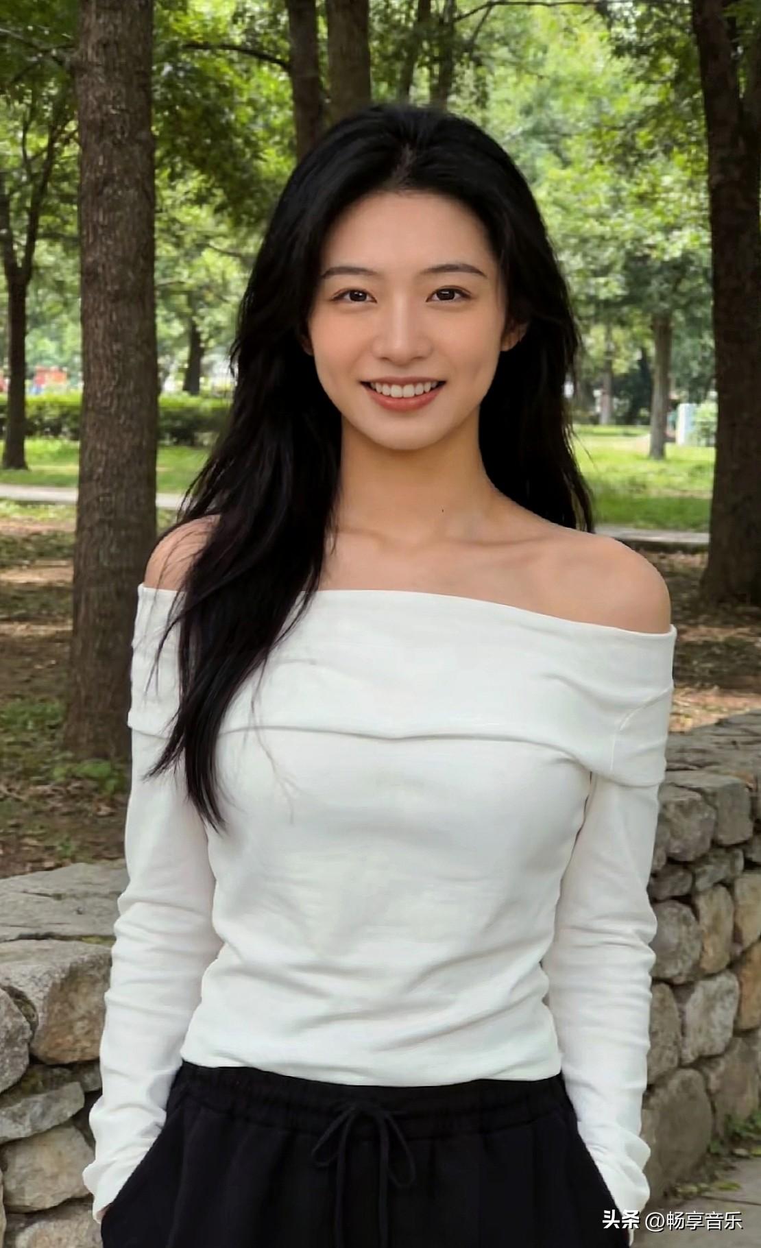 这笑容太治愈！露肩白衫搭黑裤，简约不简单，满满的元气少女感。今日分享随手拍照片 