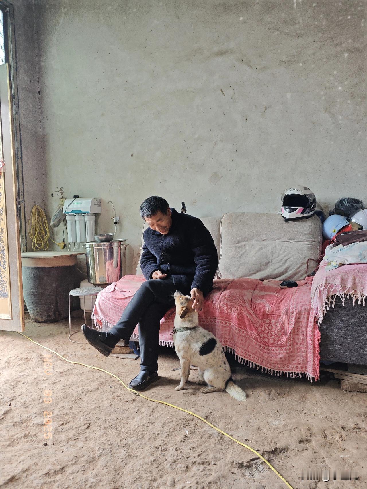 大爷和老伙计的日常，就这么实在。没钱真不行，柴米油盐、看病吃药都得花钱；儿女孝顺