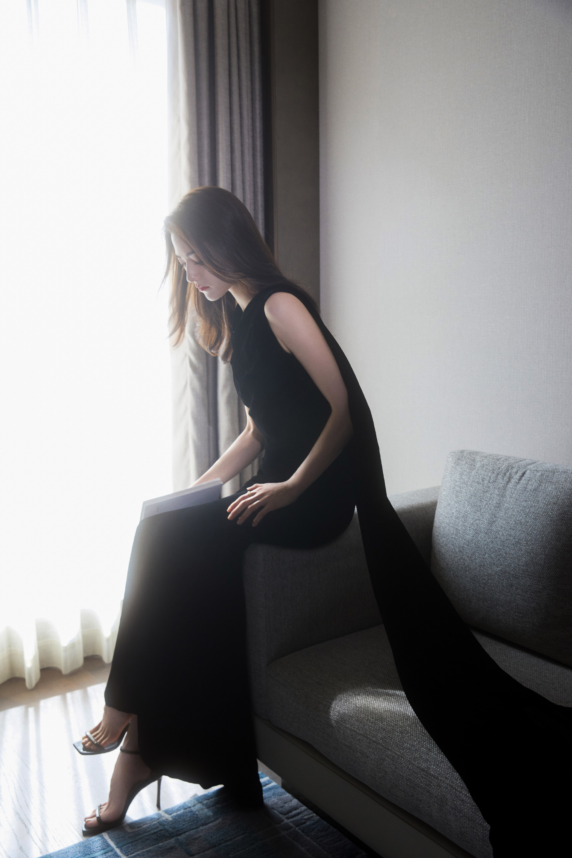 娜然黑裙妆造：裙裾翩翩，织就光影琳琅。娜然
