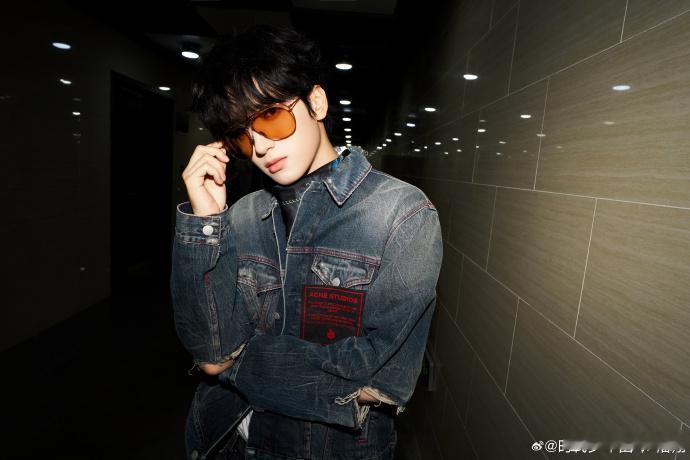 严浩翔牛仔潮男严浩翔肯为我花心思就好，图先x9 ​​​，牛仔潮男帅成啥了 ​​​