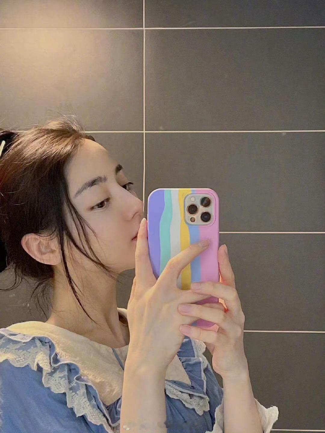 迪丽热巴元宵节随拍🈶巴巴的自拍怎么有种南北方的感觉，一边是轻松休闲的小蓝裙，看