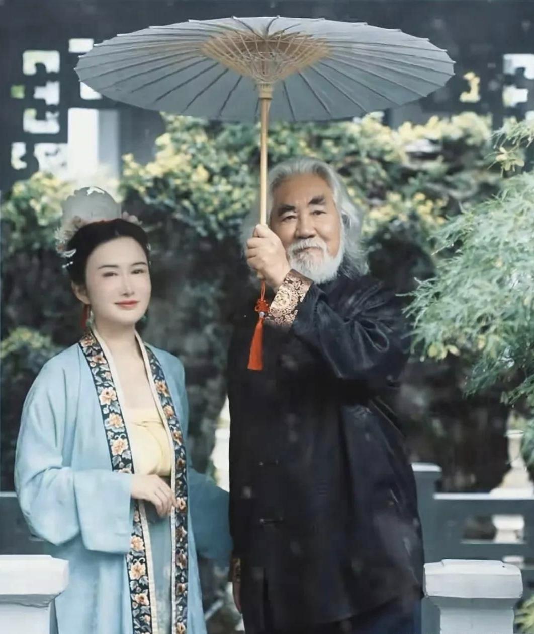 张纪中跟杜星霖这对夫妻的婚姻，
最近又成了大家讨论的热点！
这对年龄差31岁的夫