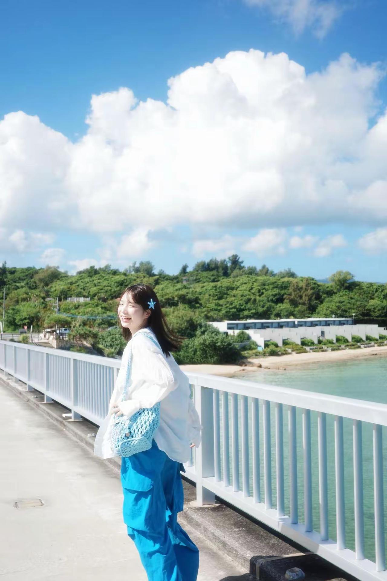 蓝天白云，令人心旷神怡。适合出行旅游的季节。放松心情，用眼晴享受风景度假治愈系风