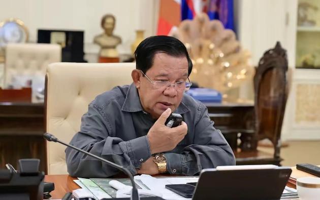 洪森被泰国打出了原型，真是是内战内行，外战外行。

他在内战中，仗着认国王为义父