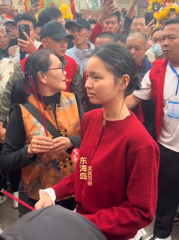 很多人好奇，许老板为啥敢私自改动妈祖相关仪式。
 
不是他财大气粗，也不只是靠赞