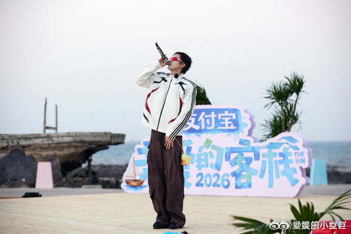 秦岚说王鹤棣睡得好假秦岚的眼神也太过犀利了，简简单单一眼就戳破王鹤棣假装睡觉的小