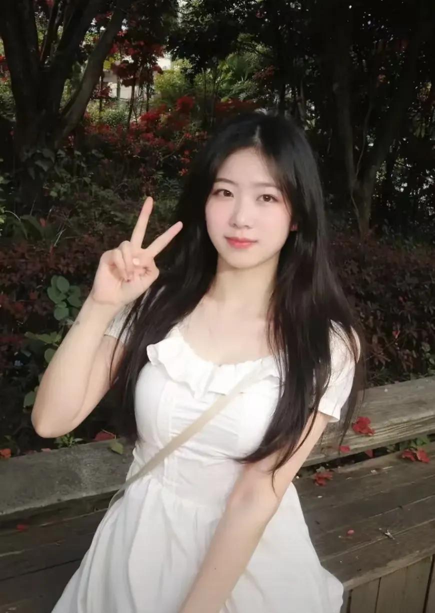 在父母的热切期待中，女儿终于在一次相亲中遇到了他，一位35岁的医生，年薪20万，