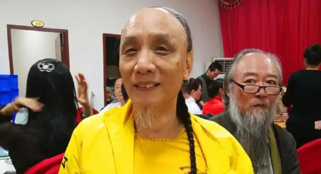 “把故宫还给我家！”2005年，广州火车站上演了一场轰动全国的闹剧。
 
一名身
