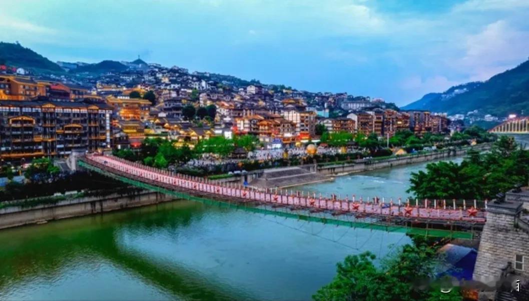 四渡赤水堪称军事神来之笔，伟人指挥若定，灵活机动调敌，化被动为主动，尽显战略智慧