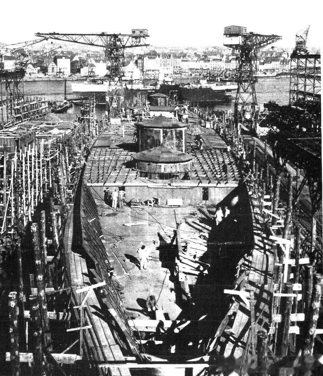 正在建造中的著名德三祥瑞-欧根亲王号重巡洋舰舰体，摄于1938年的基尔德意志船厂
