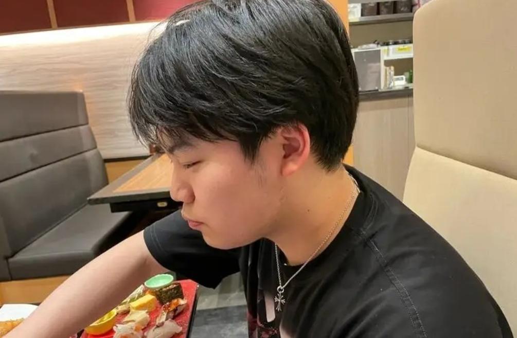 松岛辉空还真是个孩子，世界杯赚了5万美金，没想到回到日本后，他做的第一件事竟是带