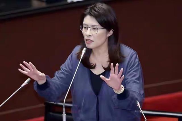 郑丽文“暗独”政治野心大暴露！比四大台独头目欺骗性、迷惑性、危害性更大！

真正