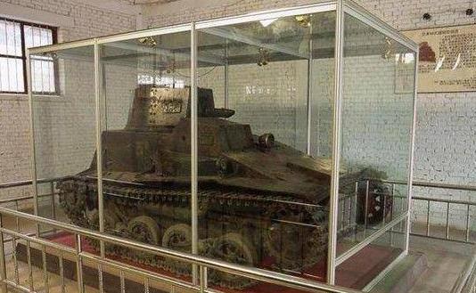 1989年夏天，一小伙儿跑到村外的河里去游泳。谁知当他一个猛子扎到水里时，却无意