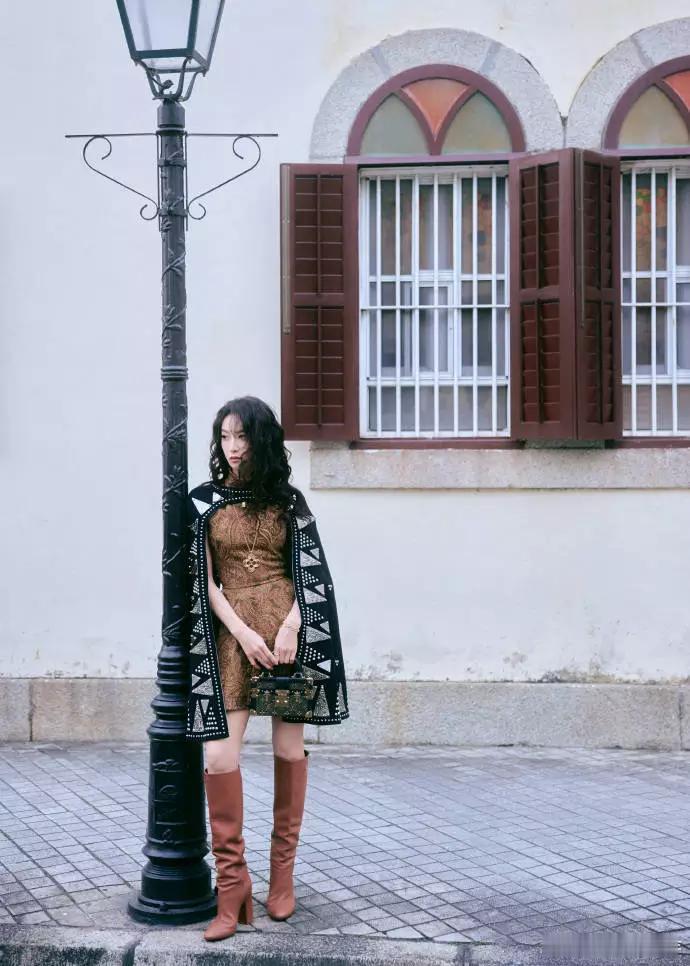 宋茜穿金色短裙装饰繁杂花纹 格纹披肩气质娴雅 