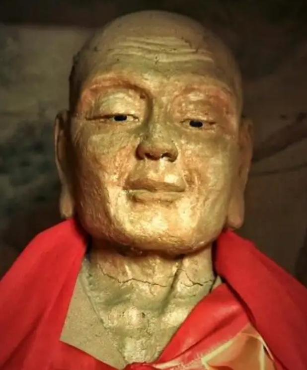 山西古寺一觉惊现15尊肉身佛，泥像里竟藏着完整骨架
1996年，山西一名村民在寺