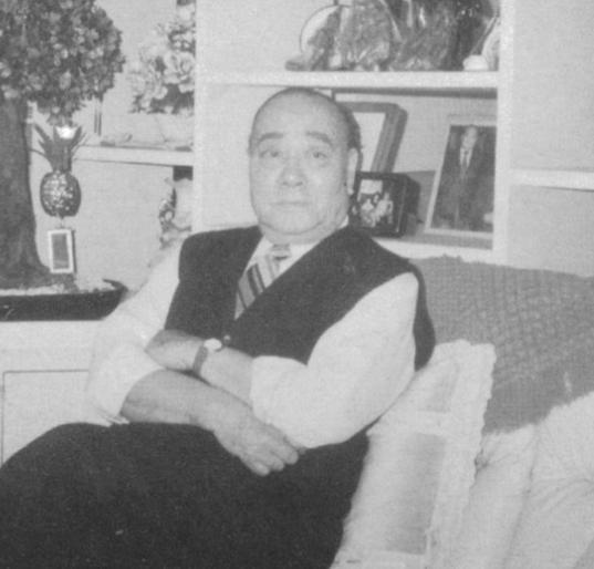 袁丛美（1905年4月13日-2005年7月16日），男，出生于四川，中国演员、