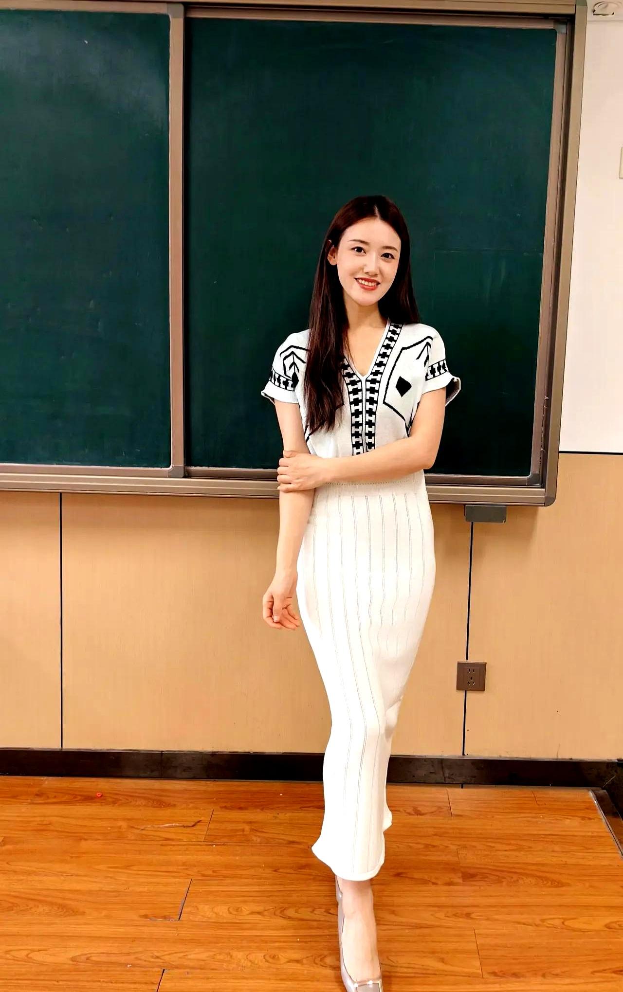 谁敢信？
一个刚过30岁的漂亮女老师，硬是把全班几十个拆家神兽治得服服帖帖，连我