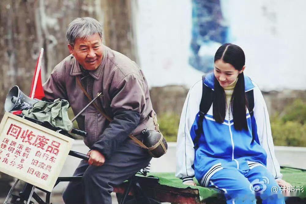马丽唱酒干倘卖无切关晓彤关晓彤完全民国千金谁的青春记忆被唤醒，一曲熟悉老歌，镜头