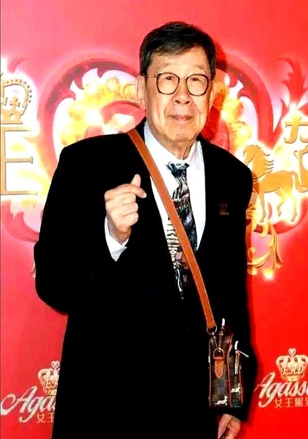 94岁的胡枫，在红馆台上突然脚软，身子一歪。旁边的刘德华和张家辉眼疾手快，一把将