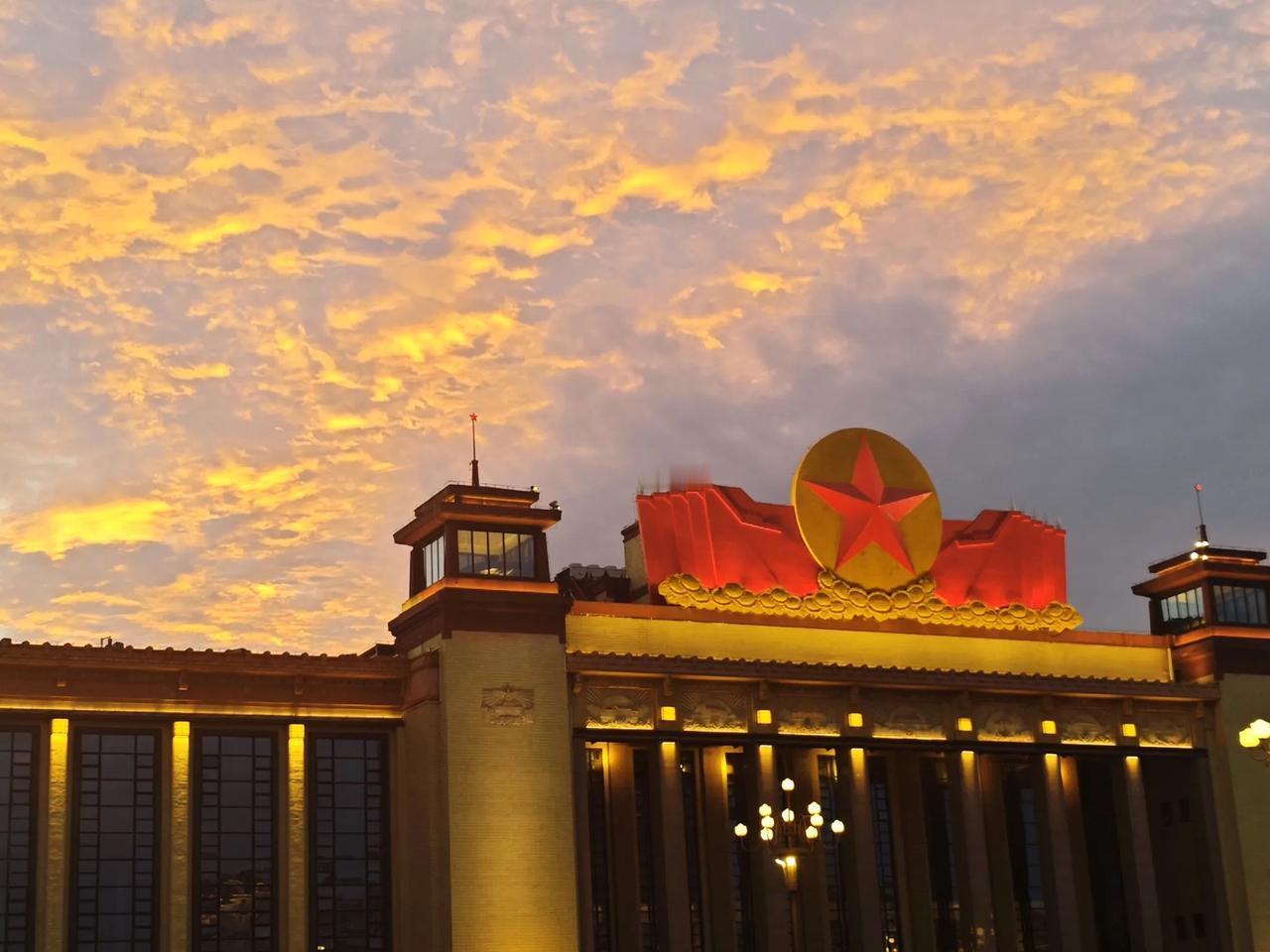 南昌是一座英雄城市，八一军旗飘扬，英雄城共庆荣光！庄严的升旗仪式，是致敬先辈的崇