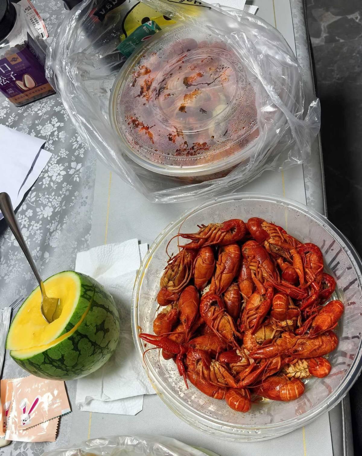 凌晨三点半，用你头发把你扫醒。
这得是多欠揍。
可人家二十年了，还对你保持这种“