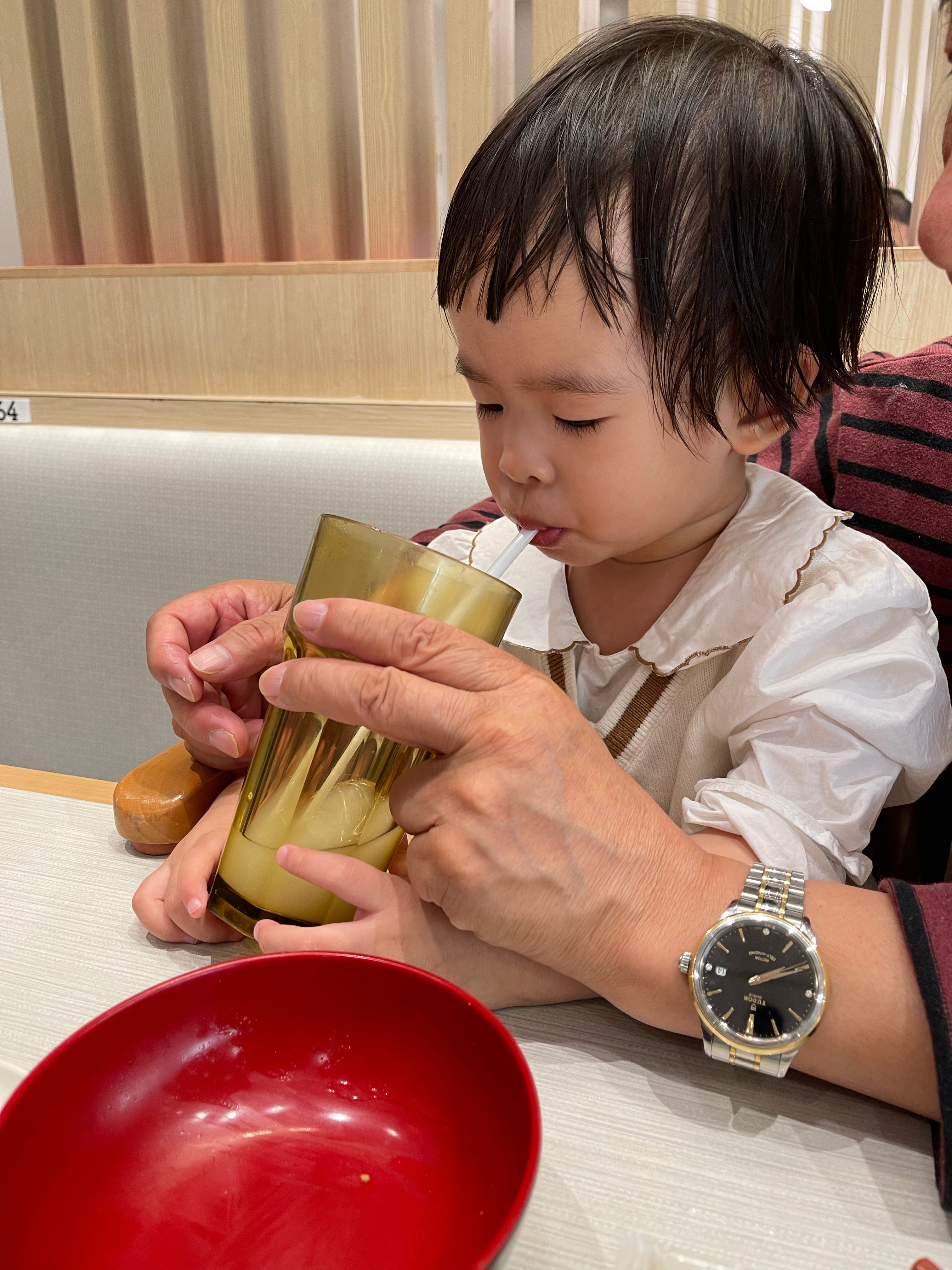 回家第一顿来吃寿司，可可也蹭了点儿可尔必思。 ​​​
