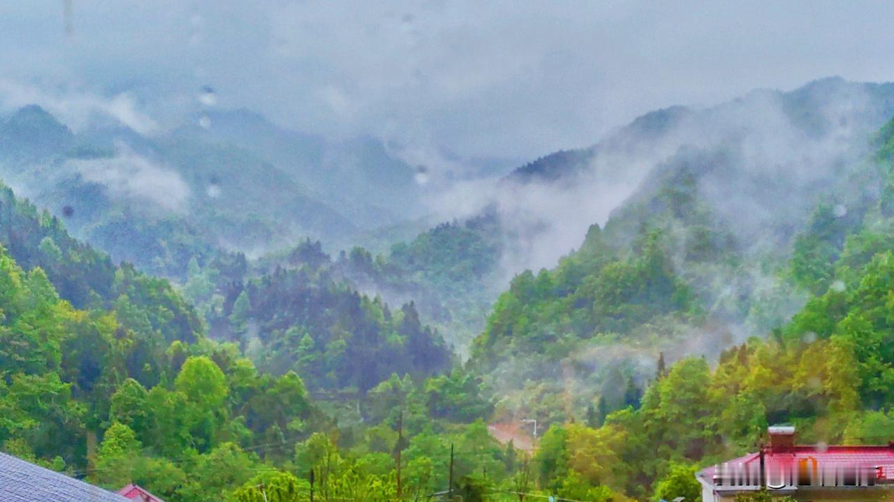分享一张山景照片今天早上，在安徽岳西的龙门茶栈三楼，看到对面的自然保护区，苍翠欲