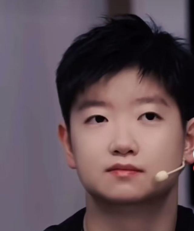 那天晚上刷手机，我正缩在沙发里边啃薯片边看体育新闻，手指油腻得差点划不动屏幕。莎