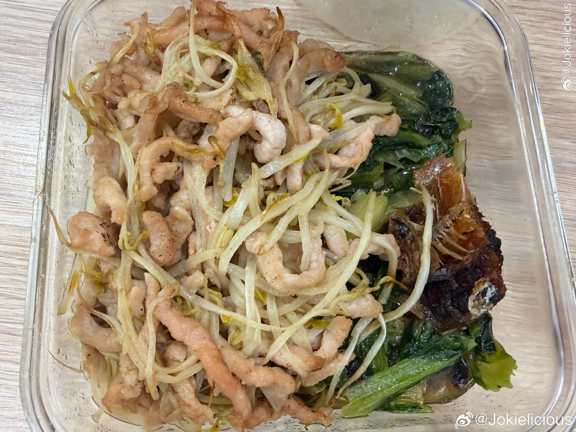 🔻豆豉鲮鱼油麦菜炒肉丝折箩。🔻实话实说味道应该不会差到哪里去，但是震撼首发。