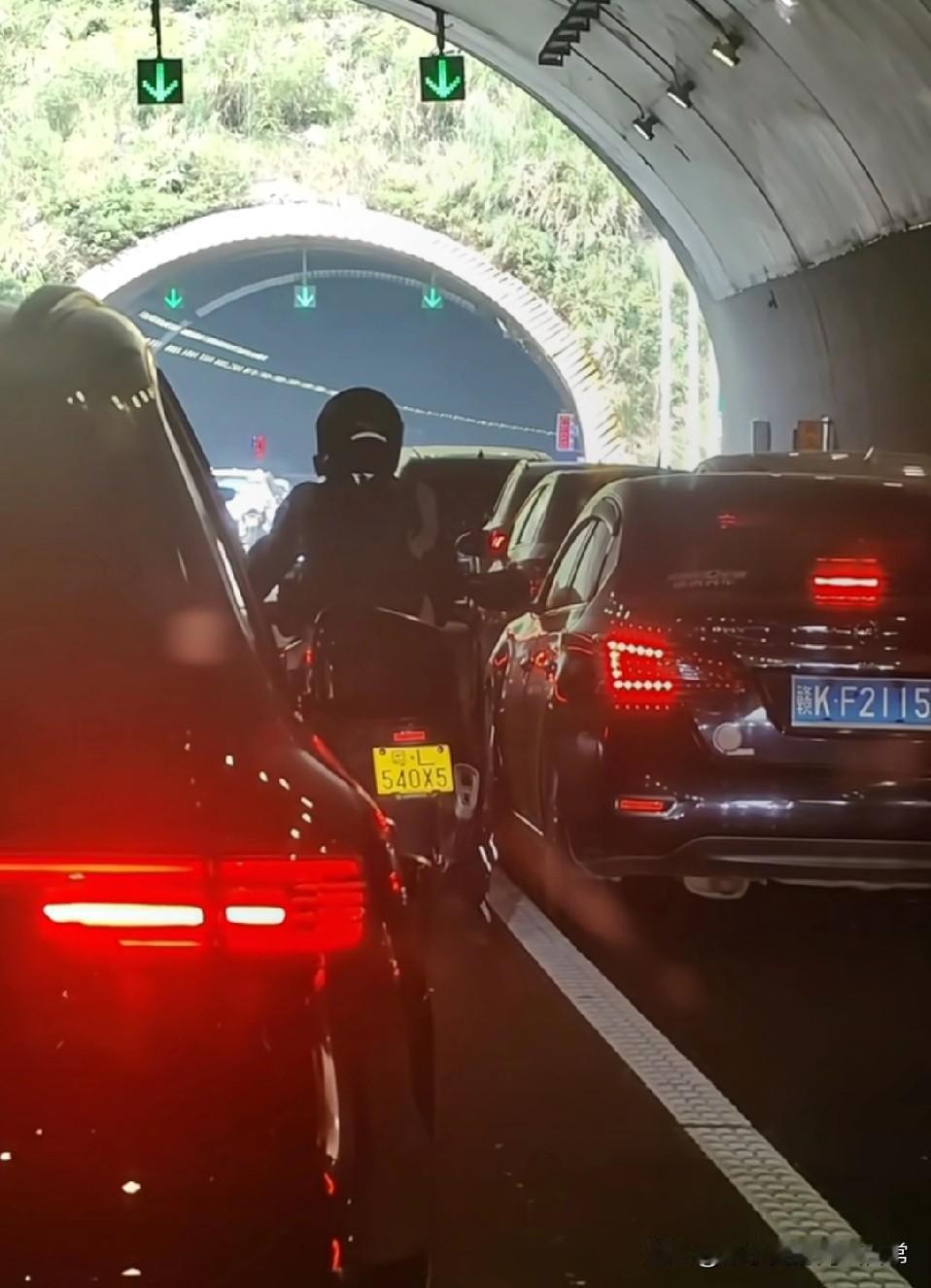 高速堵车摩托车都过不去！
 
国庆回家的路绝了！高速堵得水泄不通，连摩托车都插翅