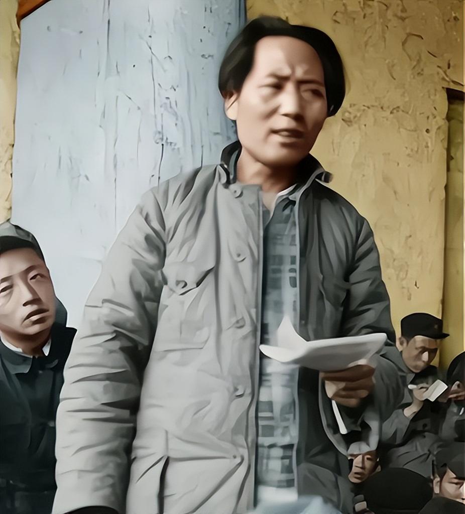 1937年，延安的窑洞中，历史悄然定格下震撼人心的一瞬。照片里，毛主席身着质朴衣