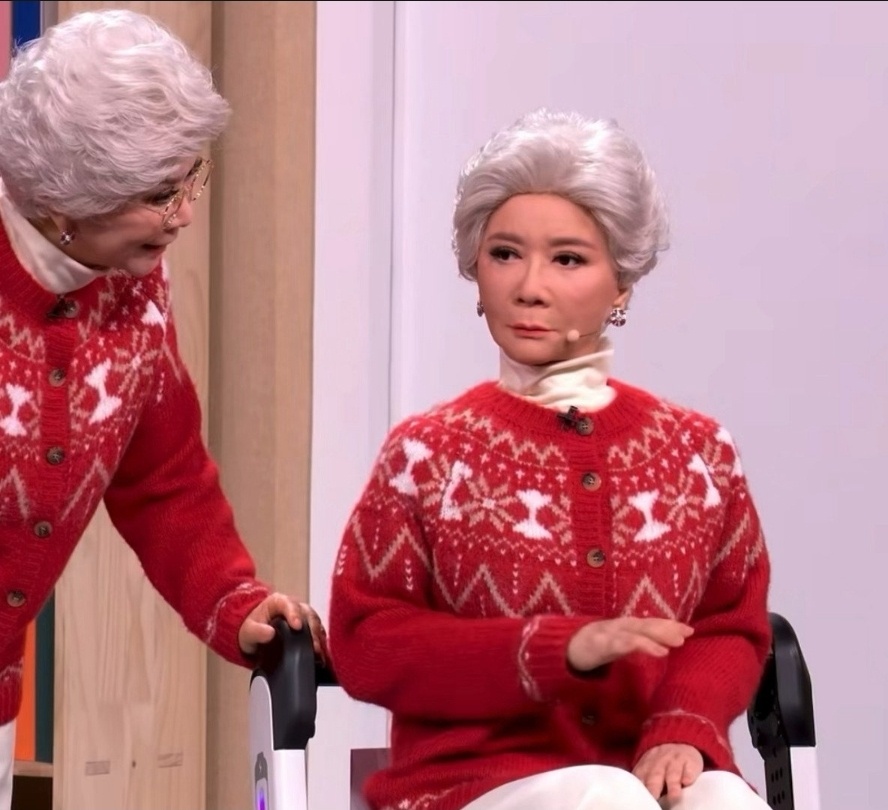 蔡明的那个机器人小品，让我想到了以前春晚上的两个类似的小品。一个是蔡明自己扮演的