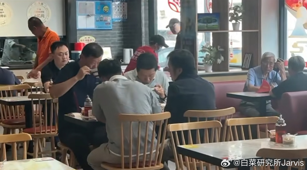 看到雷总来上海交了一天车，今天在大富贵吃早餐，可以的，还算是比较地道的选择。大富