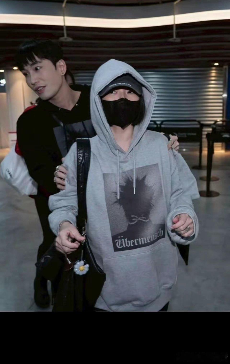 小S今晚现身权志龙G-DRAGON大巨蛋演唱会！ 小S化身狂热迷妹，挥棒嘶吼合唱