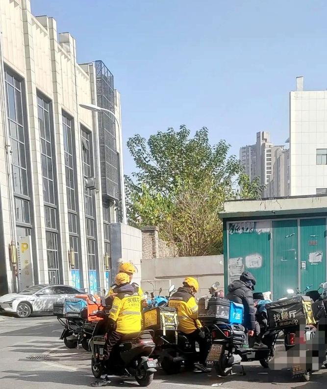 现在全网最难受的不是李湘，

也不是舒淇，

而是外卖小哥！

看看接单的APP