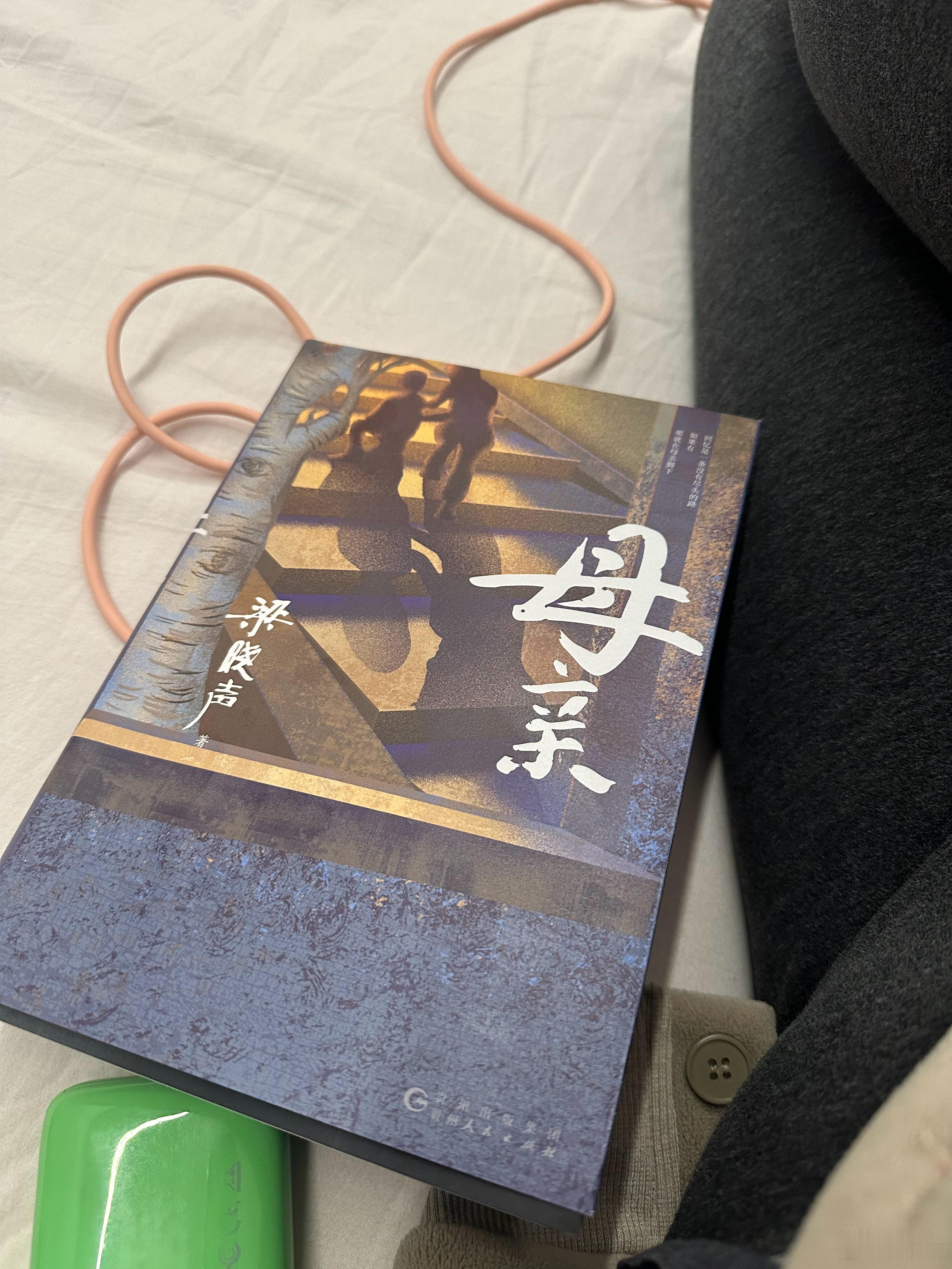 昨天包包拿着100块钱四处藏来藏去，我非常警觉的问：“你拿钱干什么？”他：“我就